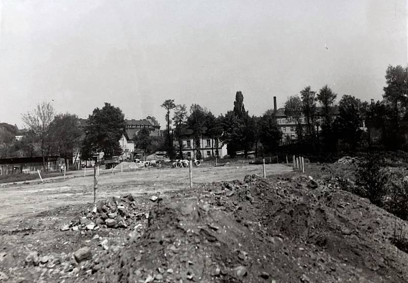Historické snímky autobusového nádraží ve Dvoře Králové nad Labem.
