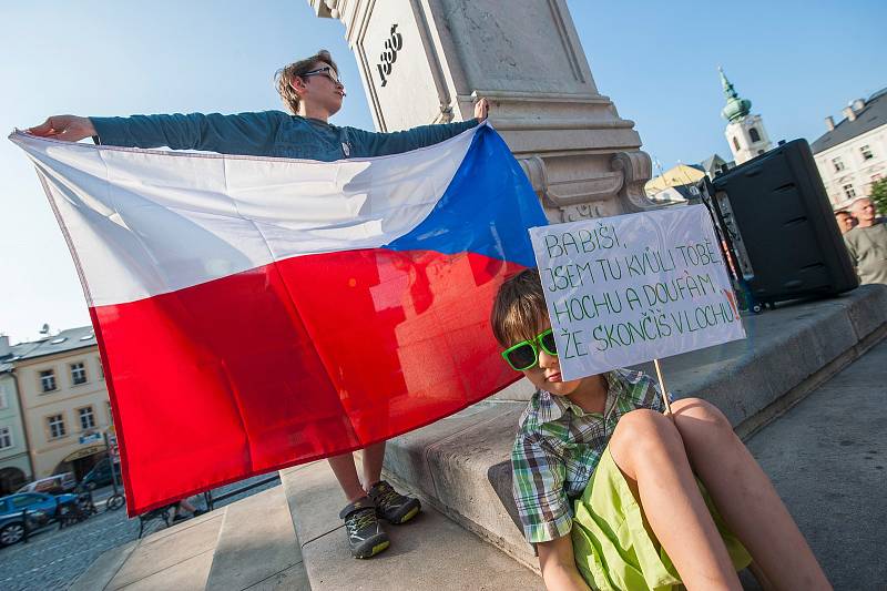 Protest proti Andreji Babišovi v Trutnově na Krakonošově náměstí.