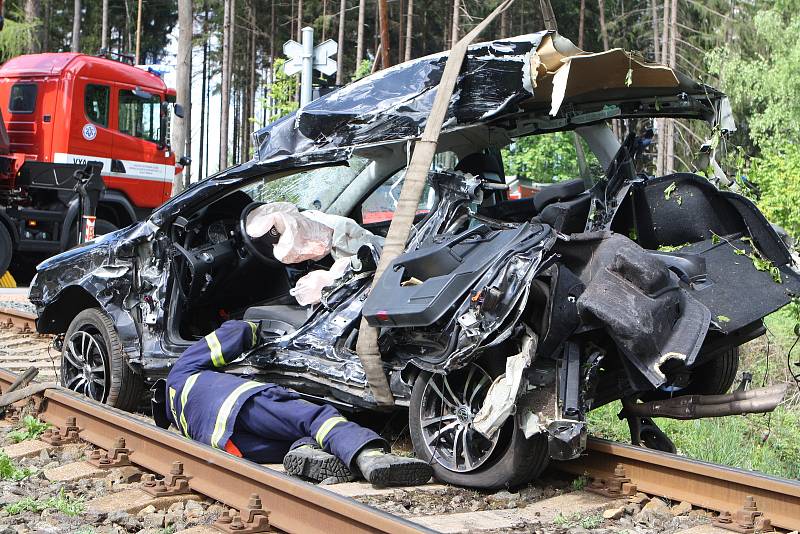 Tragická nehoda. Na železničním přejezdu v Bílé Třemešné rychlík smetl v pondělí přes osmou hodinou ráno osobní auto. Řidička zemřela.