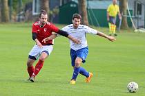 Fotbalisté Strážného (v bílém Václav Janda) na podzim předvádějí výborné výkony. Před týdnem vyhráli ve Volanově, nyní na půdě Svobody nad Úpou.