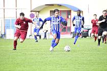 Fotbalisté Dvora Králové nad Labem (v modrobílém Mark Jeron Ramdeen) na domácím hřišti nestačili na rivala z Náchoda, jemuž podlehli 0:2.