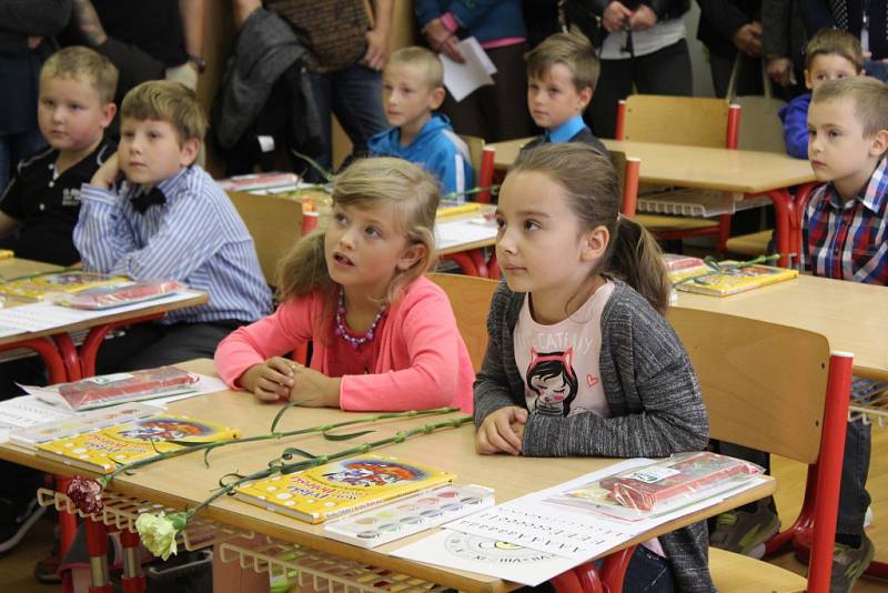 Prvňáčci zasedli dnes poprvé do školních lavic.