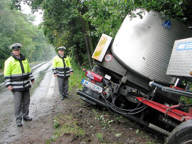 Cisterna skončila v příkopu. 