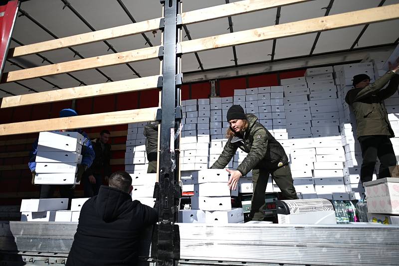 Z předávky humanitární pomoci z Kutné Hory na slovensko-ukrajinské hranici v obci Vyšné Nemecké.