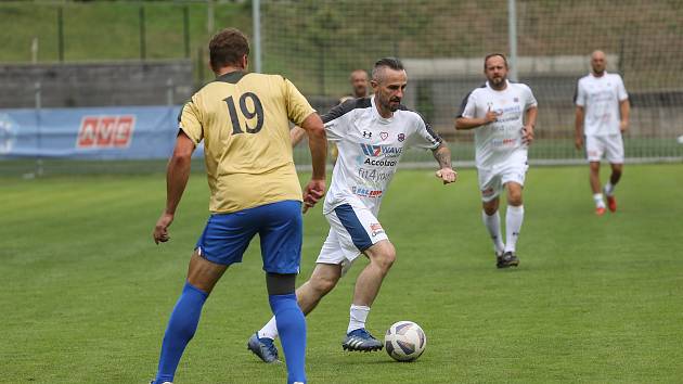 Benefiční zápas mezi gardou Čáslavi a týmem osobností Top Real Praha se hrálo v sobotu 25. června 2022.