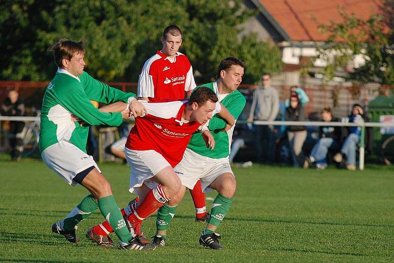 Útočníka Jiřího Koulu musí obránci často zastavovat pouze za cenu faulu, jak to na snímku dělají fotbalisté Bílého Podolí. Poříčanský forvard dal i přesto šest branek svého mužstva