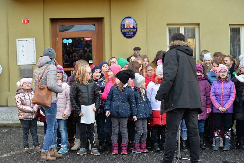 Z rozsvícení vánočního stromu v Uhlířských Janovicích.