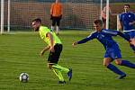 Ve 3. kole fotbalové I. A třídy porazil Hlízov doma Záryby (v modrém) 4:0.