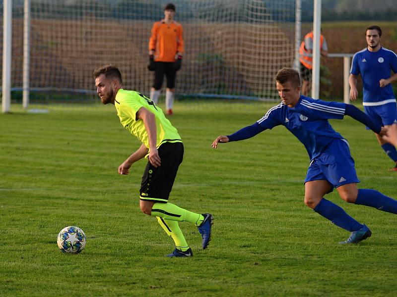 Ve 3. kole fotbalové I. A třídy porazil Hlízov doma Záryby (v modrém) 4:0.