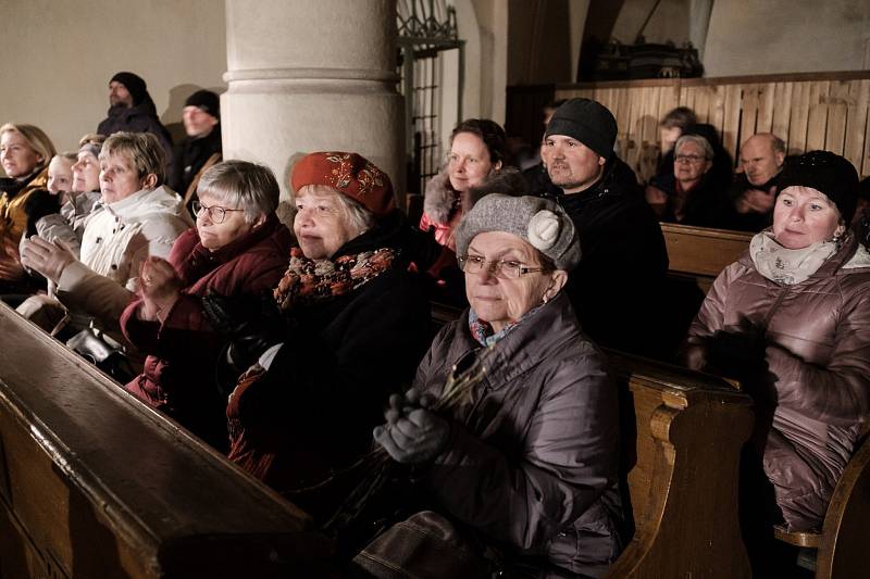 Z adventního koncertu Učitelského smíšeného pěveckého sboru Tyl v kostele sv. Vavřince na Kaňku.