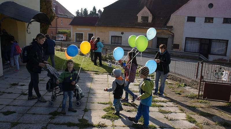 Okolo Bohdanče se vydali pěšky i na kolech.