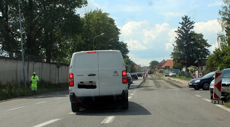 Z rekonstrukce silnice I/17 v Dolních Bučicích a ve Vrdech.