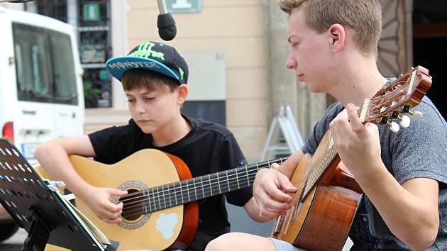 Žáci kytarové třídy na náměstí zahájili ZUŠ open