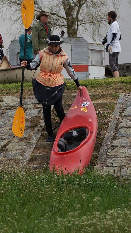 Vodácký festival zahájila Retro plavba po Sázavě