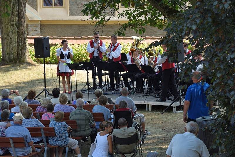 Koncert dechové kapely Křídlovanka hostil zámecký park ve Zruči nad Sázavou.