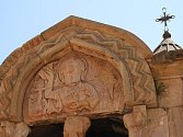 Z putování do hor Kavkazu za jedinečným reliéfem Trojjediného Boha v arménském klášteře Noravank.