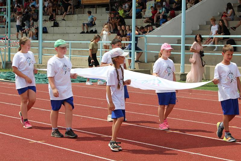 Ze závěrečného slavnostního ceremoniálu Městských her 9. olympiády dětí a mládeže na stadionu Olympia v Kutné Hoře.