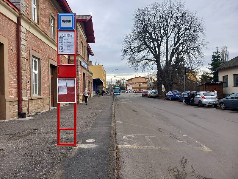 Autobusová zastávka u hlavního vlakového nádraží v Kutné Hoře.