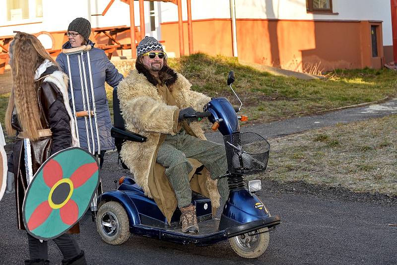 Tradici masopustních průvodů obnovili v sobotu 8. února v Křeseticích nedaleko Kutné Hory.