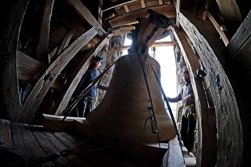 Po tři čtvrtě století je ve věži kostela sv. Jakuba znovu zvon.