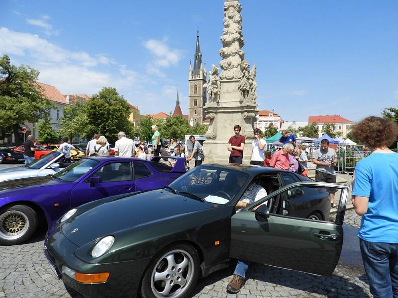 Tradiční sraz vozů Porsche a Chevrolet Corvette se uskutečnil na čáslavském náměstí Jana Žižky z Trocnova.