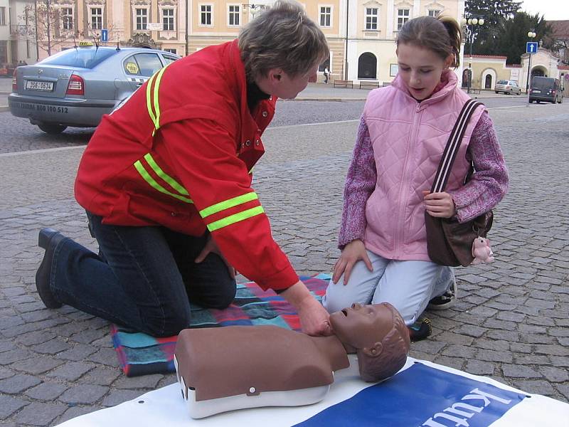 Děti i dospělí si na Palackého náměstí v Kutné Hoře vyzkoušeli, jestli by v případě potřeby uměli člověku poskytnout účinnou první pomoc.