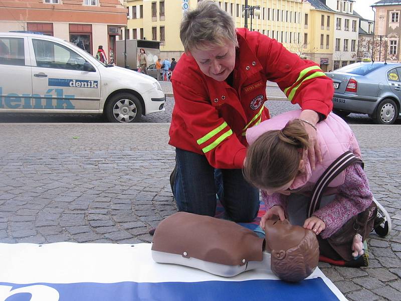 Děti i dospělí si na Palackého náměstí v Kutné Hoře vyzkoušeli, jestli by v případě potřeby uměli člověku poskytnout účinnou první pomoc.