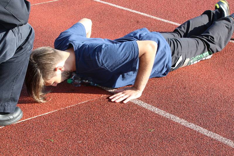 Z projektu Přes bariéry s policií na atletickém stadionu SKP Olympia v Kutné Hoře.