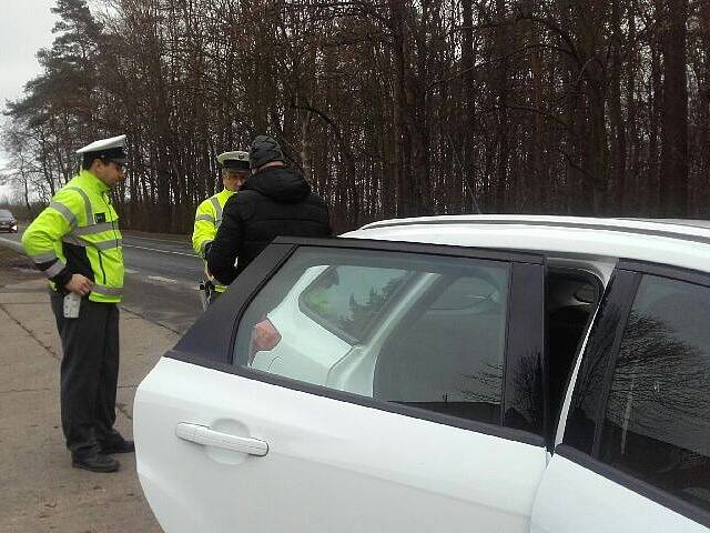 Policisté rozdávali reflexní vesty 20. prosince v Kutné Hoře