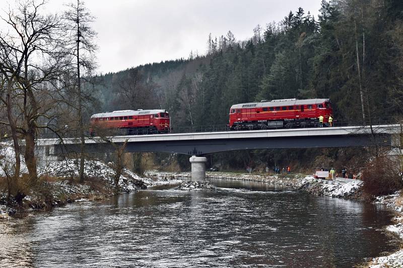 Zatěžovací zkouška železničního mostu přes řeku Sázavu ve Vlastějovicích.