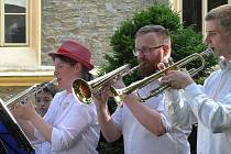 Z 38. ročníku hudebního festivalu Mladé muziky v zámeckém parku ve Zruči nad Sázavou.