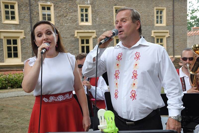 Koncert dechové kapely Křídlovanka hostil zámecký park ve Zruči nad Sázavou.