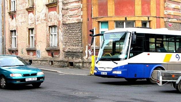 Protijedoucí vozidla způsobují autobusům a kamionům, odbočujícím z Masarykovy ulice do Štefánikovy, často až nepřekonatelné problémy. Zatáčku v takových případech nevytočí a musí couvat.