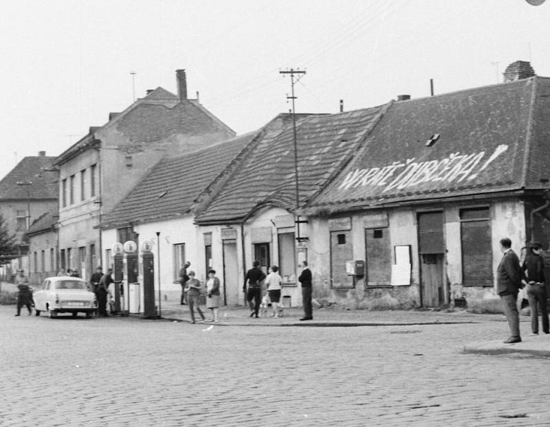 Protiokupační nápisy v Čáslavi: Ostrý roh, benzinová stanice.