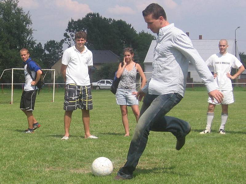 Červenojanovický Pukma Cup 2008 - kandidát do krajského zastupitelstva Tomáš Havlíček při střelbě na zavěšenou láhev.