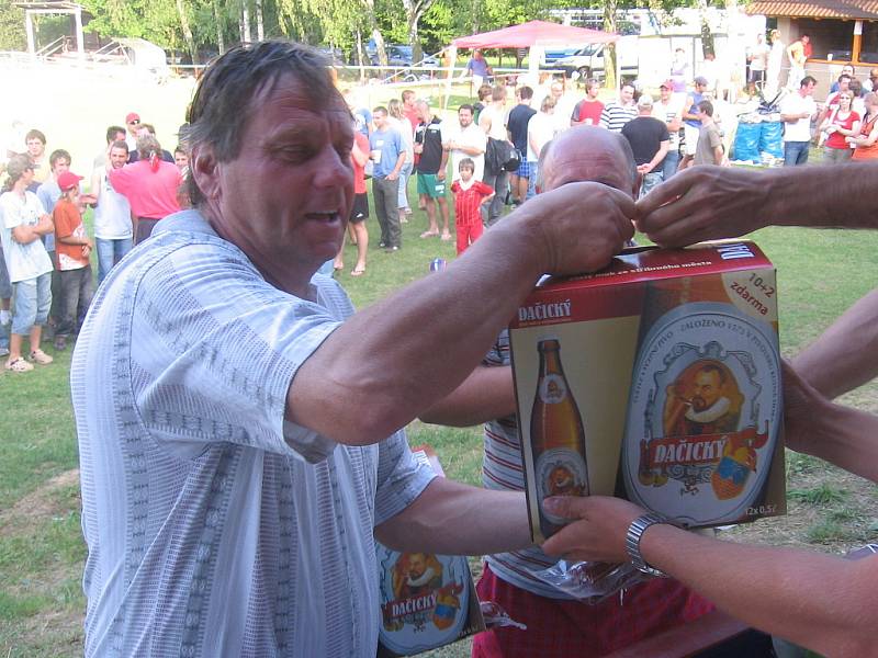 Červenojanovický Pukma Cup 2008 - předání cen rozhodčím, vpředu Lubomír Ledvina.