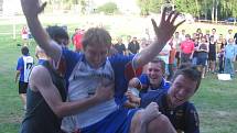 Červenojanovický Pukma Cup 2008 - spoluhráči z Restaurace Na Valech donesli Jana Růžičku na ramenou pro cenu pro nejlepšího hráče turnaje.