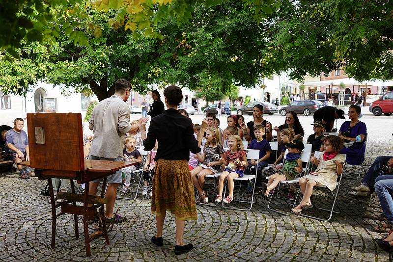 Divadelní festival Kutná Hora: loutkové představení pro děti 'Bojím se v lese' na Palackého náměstí.