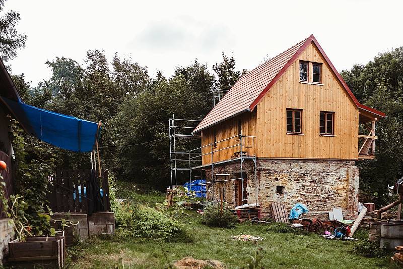 Z dožínkové slavnosti a pečení chleba v Ekocentru Divočina v Malešově.