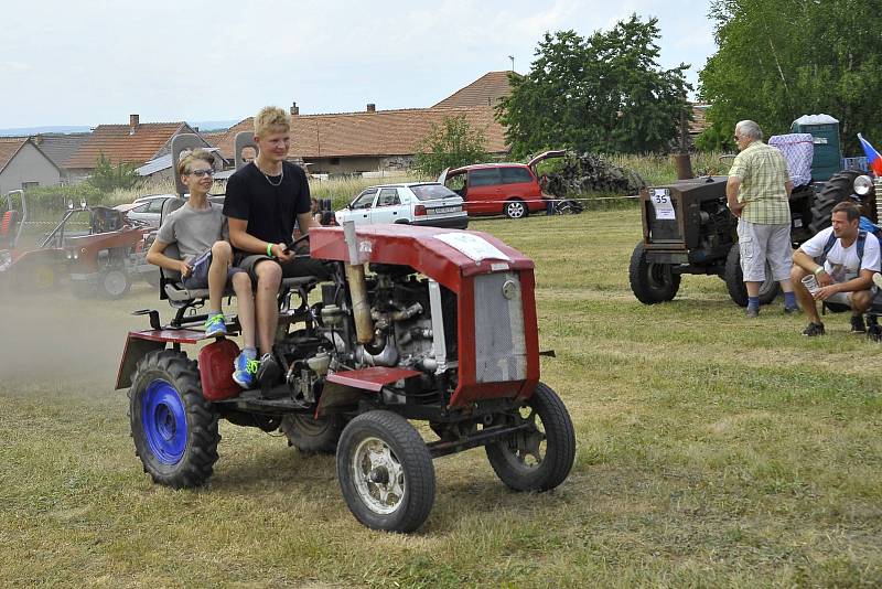 Závody traktorů v obci Brambory.