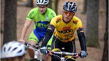 Trénink kutnohorské cyklistické stáje KH Tour Cycling Team pod kaňkovskou rozhlednou, 27. října 2013.