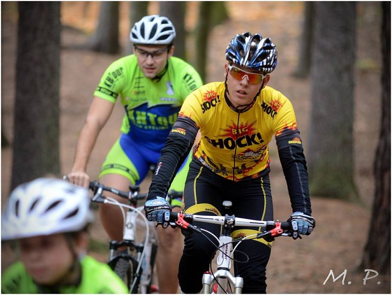 Trénink kutnohorské cyklistické stáje KH Tour Cycling Team pod kaňkovskou rozhlednou, 27. října 2013.