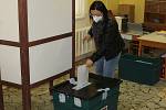 Parlamentní volby v kuželně v Kutné Hoře.