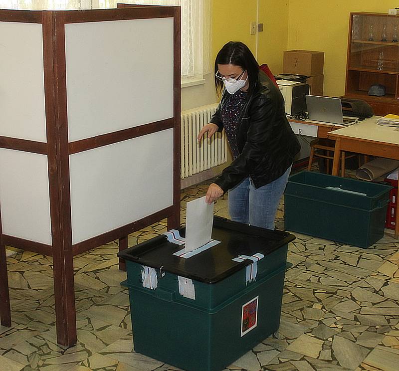 Parlamentní volby v kuželně v Kutné Hoře.