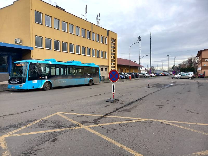 Autobusová zastávka u hlavního vlakového nádraží v Kutné Hoře.