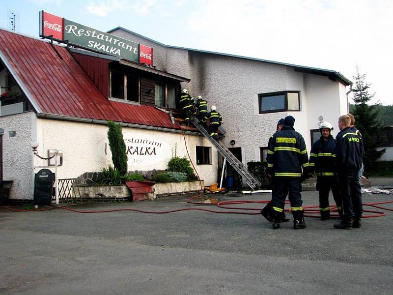 Hasiči likvidovali požár motorestu Skalka.