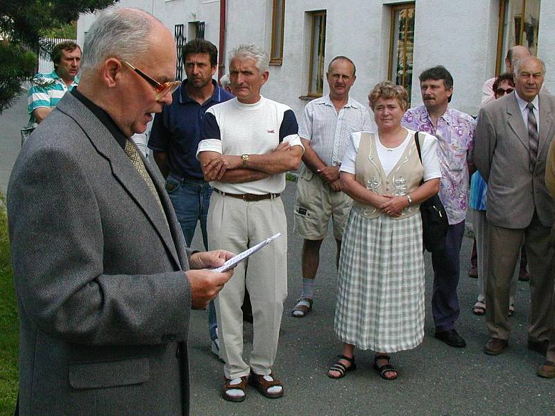 Vzpomínka na zesnulého Bohuslava Sajveru z Uhlířských Janovic - druhý ročník Uhlířských slavností v roce 2001.