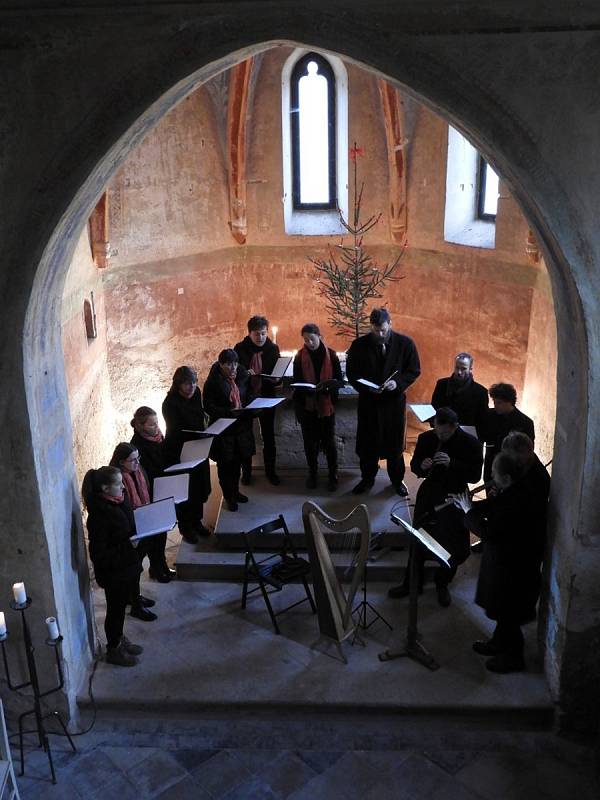 Cantica odehrála adventní koncert v kostelíku sv. Bonifáce v Lochách.