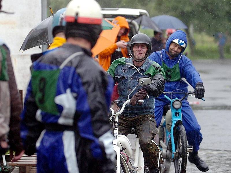 Závody mopedů ve Zruči nad Sázavou