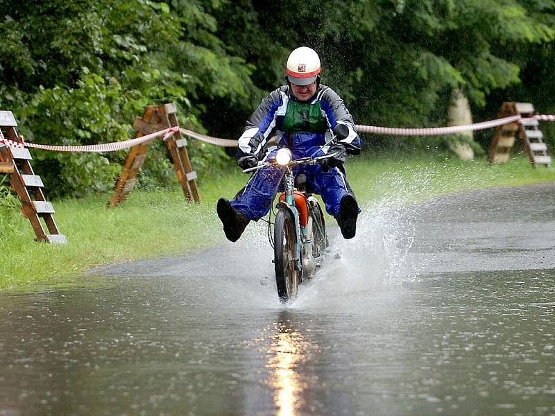 Závody mopedů ve Zruči nad Sázavou